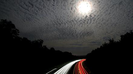 Der Mond scheint noch kostenlos. Alles andere wird auf deutschen Autobahnen demnächst teuer. Aber nur für Ausländer - so will es CSU-Minister Dobrindt.