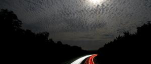 Der Mond scheint noch kostenlos. Alles andere wird auf deutschen Autobahnen demnächst teuer. Aber nur für Ausländer - so will es CSU-Minister Dobrindt.