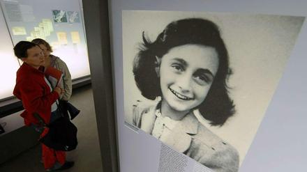 Besucher betrachten die Sonderausstellung mit einem Bild von Anne Frank im Juni 2009 in der Gedenkstätte Bergen-Belsen.