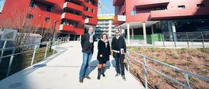 Degewo-Geschäftsführerin Kristina Jahn mit den Architekten Oliver Scheifinger (links) und Otto Höller vor Sozialwohnungen im Wiener Sonnwendviertel.