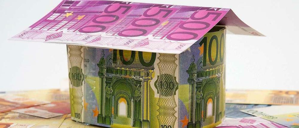 Wer für seine eigene Immobilie keine Eigenmittel mitbringt, lebt gefährlich. Denn wenn die Zinsen steigen, kann die Finanzierung ins Wanken geraten.