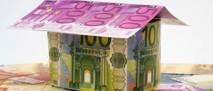 Wer für seine eigene Immobilie keine Eigenmittel mitbringt, lebt gefährlich. Denn wenn die Zinsen steigen, kann die Finanzierung ins Wanken geraten.