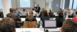 Ein Professor steht im Seminar vor Studierenden.