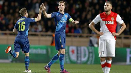 Abklatschen und weiter. Arsenals Aaron Ramsey (li.) feiert mit Per Mertesacker (Mitte) sein Tor zum 2:0 - es reichte trotzdem nicht.