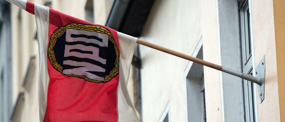 NPD-Fahne an der Parteizentrale in Berlin