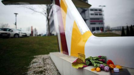 Trauer vor der Germanwings-Zentrale in Köln.