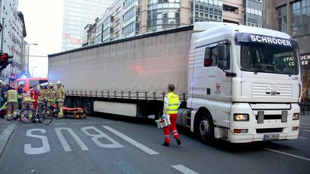 Unglücksort am Checkpoint Charlie. Dieser riesige Laster erfasste die Radlerin beim Rechtsabbiegen mit seinen hinteren Rädern. 