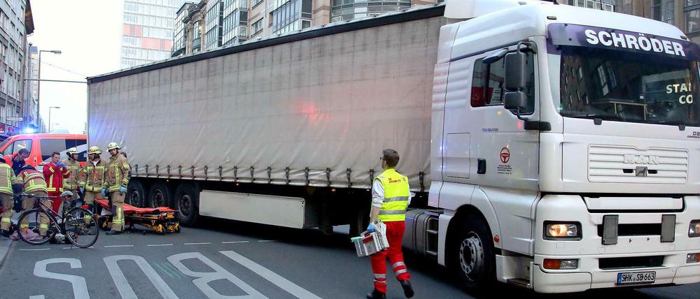 Unglücksort am Checkpoint Charlie. Dieser riesige Laster erfasste die Radlerin beim Rechtsabbiegen mit seinen hinteren Rädern.