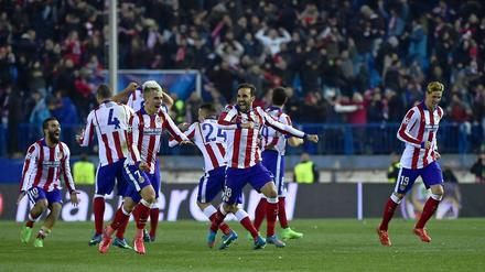 Wildes Durcheinander. Die Spieler von Atletico Madrid feiern den Viertelfinaleinzug gegen Bayer Leverkusen.