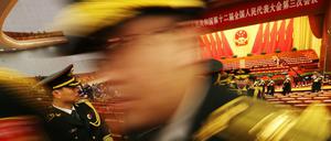 Eine Militärkapelle verlässt den Sitzungssaal des Volkskongresses in Peking.