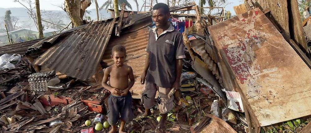 Vielen Menschen in Vanuatu hat der Wirbelsturm "Pam" das Haus zerstört. Hier Samuel und sein Vater in der Hauptstadt Port Villa. 