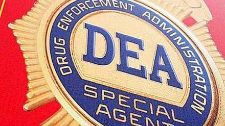 Ein Schild der DEA - "Drug Enforcement Administration" vor dem DEA-Museum in Arlington.
