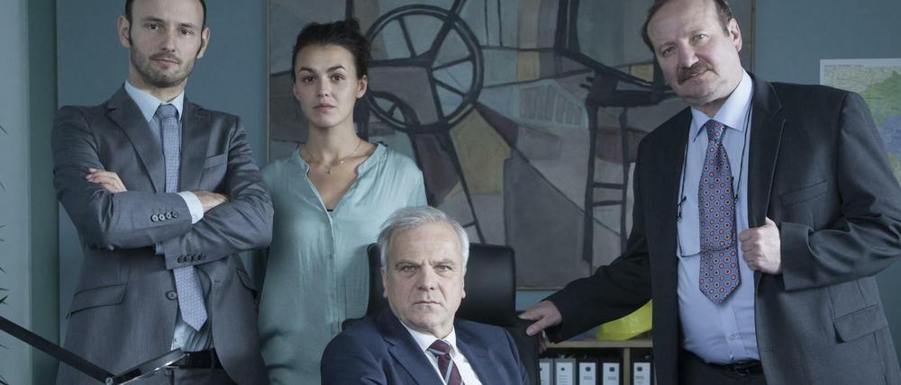 Hajo Eichwald (Bernhard Schütz, Mitte) mit seinem Team.