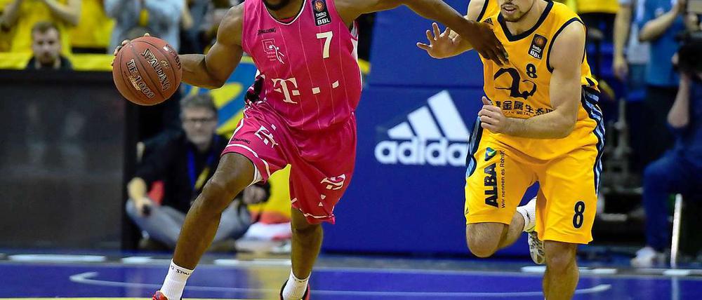 Albas Ismet Akpinar (re.) erzielte vier Punkte in acht Minuten Spielzeit.