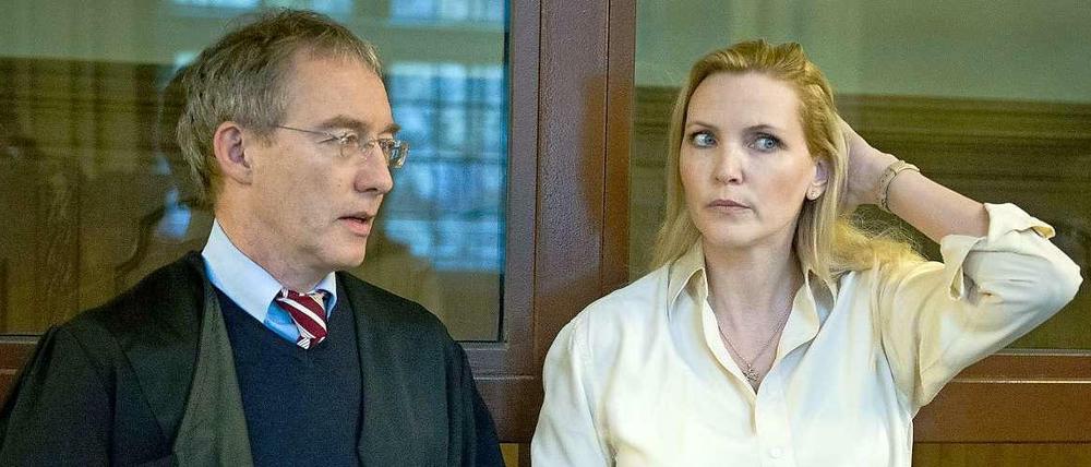 Auf der Anklagebank. Ex-Model Nadja Auermann und ihr Anwalt Robert Ungerbei der Verhandlung 2013 im Amtsgericht Tiergarten.