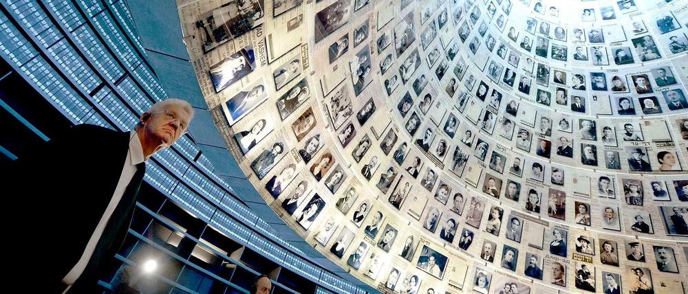 Ein Besucher in der Halle der Namen in Yad Vashem.