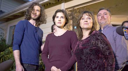 Amanda Knox trat am Freitagnacht mit ihrer Familie in Seattle vor die Presse