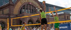 Beachen in Berlin: In der Hauptstadt gibt es deutschlandweit die meisten Beachvolleyball-Plätze. 