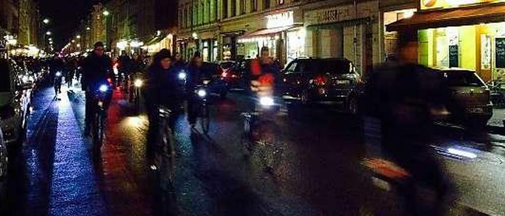 Die Teilnehmer der Fahrradbewegung "Critical Mass Berlin" setzen sich für einen besseren Schutz für Radfahrer ein.