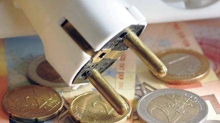 Strom wird immer teurer. Nur wer Energie spart oder sich einen günstigen Tarif sucht, kann der Preisspirale entkommen. Doch viele Billigangebote haben ihre Tücken. Wer nicht aufpasst, zahlt am Ende drauf. 