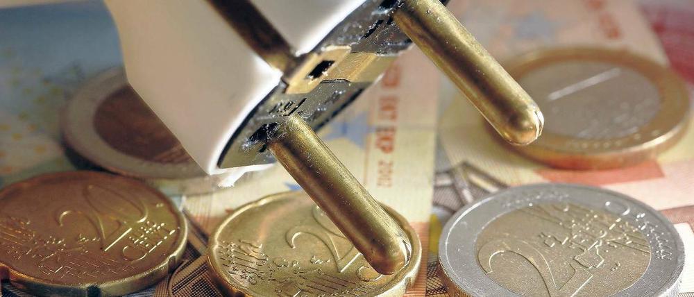 Strom wird immer teurer. Nur wer Energie spart oder sich einen günstigen Tarif sucht, kann der Preisspirale entkommen. Doch viele Billigangebote haben ihre Tücken. Wer nicht aufpasst, zahlt am Ende drauf. 