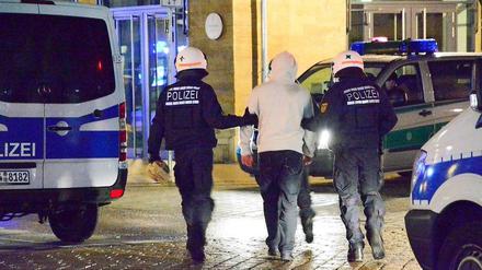 Nach einem Großeinsatz der Polizei gegen rivalisierende Banden aus dem Rockermilieu in Stuttgart und Ludwigsburg sind am Sonntag sieben Mitglieder vorübergehend festgenommen worden.
