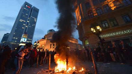 Nach den Krawallen an der EZB versammelten sich Demonstranten am Frankfurter Opernplatz. 