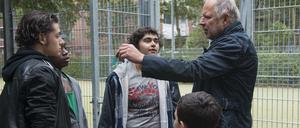 Borowski (Axel Milberg) befragt Jugendliche. 