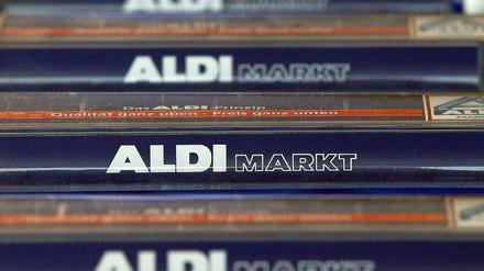 "Qualität ganz oben - Preis ganz unten", steht auf diesen Einkaufswagen von Aldi. Die Supermarktkette will auf giftige Chemie in der Textil- und Schuhproduktion verzichten.