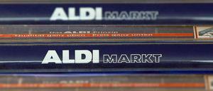 "Qualität ganz oben - Preis ganz unten", steht auf diesen Einkaufswagen von Aldi. Die Supermarktkette will auf giftige Chemie in der Textil- und Schuhproduktion verzichten.