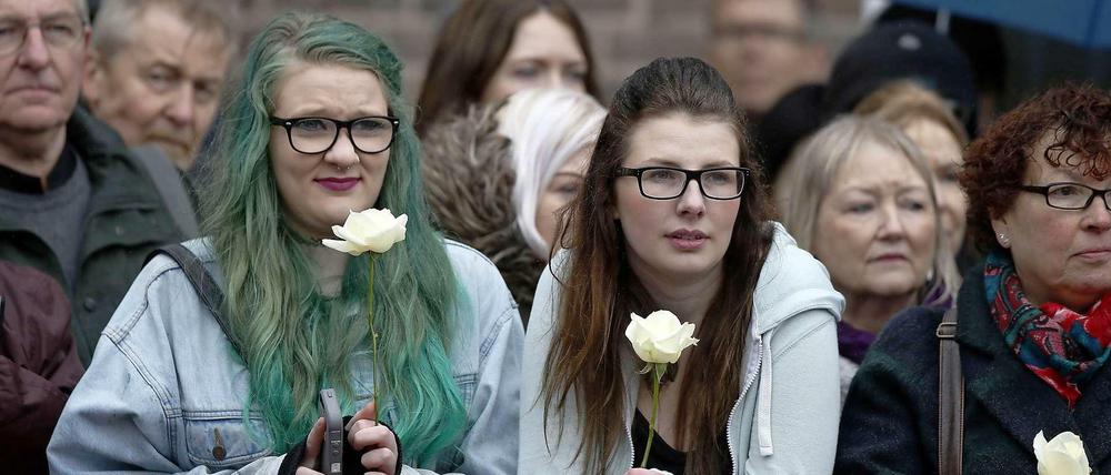 Zuschauer mit weißen Rosen bei der zweiten Beisetzung von Richard III am Donnerstag in Leicester. 