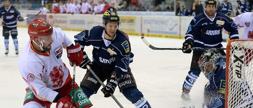 Hart umkämpft. Patrick Hager (M) und Torhüter Timo Pielmeier (r) von Ingolstadt sowie Travis Turnbull (l) von Düsseldorf. 