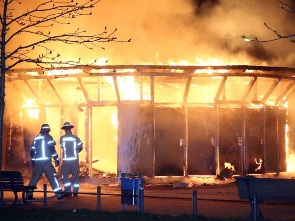 Vollständig zerstört: Feuerwehrleute löschten den Brand, aber vom "Haus der 28 Türen" blieben nur noch verkohlte Träger übrig.