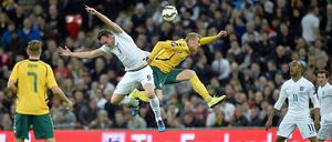 Voll auf Kurs. Englands Phil Jones (links, Nummer 6) konnte sich am Ende über einen klaren Sieg gegen Litauen freuen.