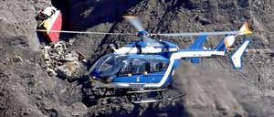 Ein Hubschrauber der französischen Gendarmerie über der Absturzstelle des Germanwings-Fluges.
