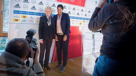 Alt und neu. Fußball-Bundestrainerin Silvia Neid (li.) und ihre designierte Nachfolgerin Steffi Jones am Montag in der DFB-Zentrale.