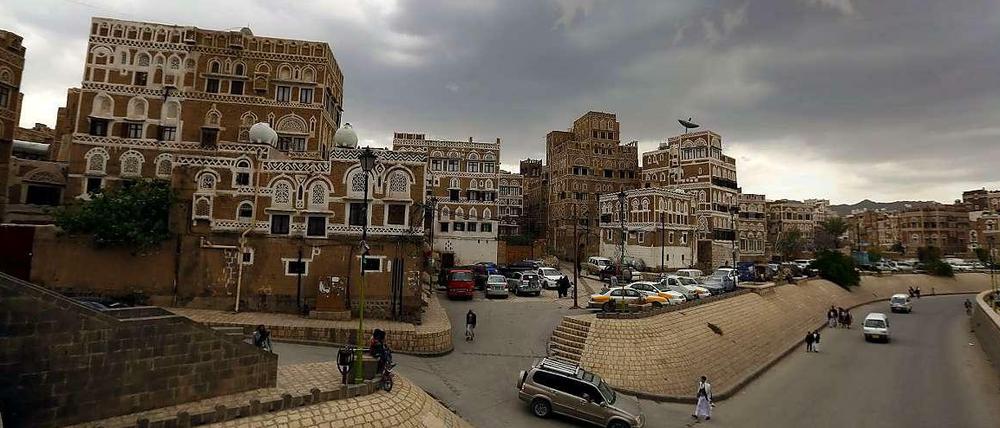 In der jemenitischen Hauptstadt Sanaa sollen bei den Luftangriffen der Saudis bis zu 34 Menschen gestorben sein.