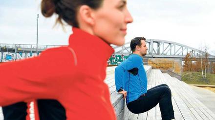 Training ohne zu pumpen. Kniebeuge, Dipps, Brücke, Seitstütz ... Die sechs Übungen, die Personal Trainer Sven Röhr auf dem beiliegenden Poster zeigt, stärken, zweimal die Woche etwa 30 Minuten lang ausgeführt, die Muskulatur. Sie verhelfen zu mehr Kraft im Alltag.