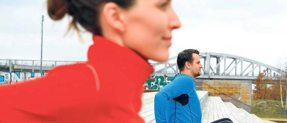 Training ohne zu pumpen. Kniebeuge, Dipps, Brücke, Seitstütz ... Die sechs Übungen, die Personal Trainer Sven Röhr auf dem beiliegenden Poster zeigt, stärken, zweimal die Woche etwa 30 Minuten lang ausgeführt, die Muskulatur. Sie verhelfen zu mehr Kraft im Alltag.