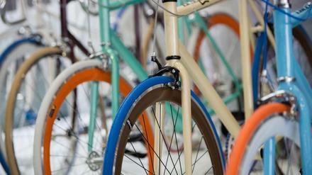 Buntes Allerlei: Die VeloBerlin galt bisher als die "offizielle" Fahrradmesse, die Berliner Fahrradschau hingegen eher als kultige Bastlermeile - doch nun springen die großen Hersteller auf und machen den einstigen Underdog zur Trendmesse.