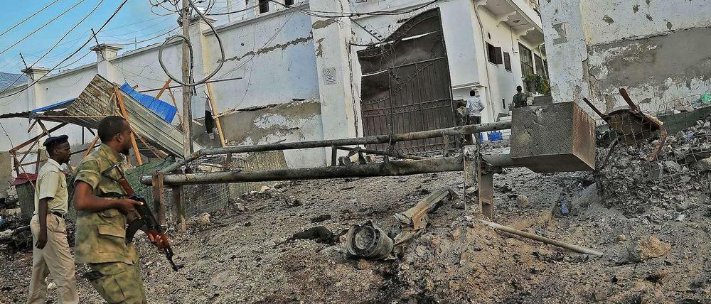 Mit zwei Autobomben sprengten sich die Angreifer den Weg in das Hotel frei.