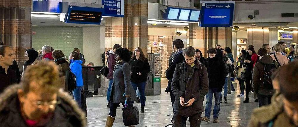 Der internationale Flughafen von Amsterdam am Freitagvormittag: Notstrom und besorgte Fluggäste. 