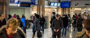 Der internationale Flughafen von Amsterdam am Freitagvormittag: Notstrom und besorgte Fluggäste. 