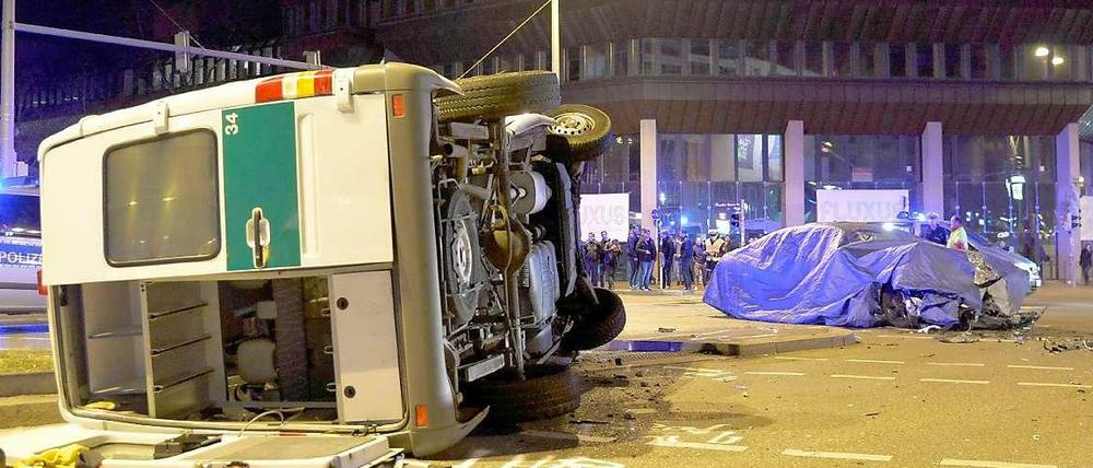 Schwer beschädigt wurde ein Polizeitransporter, der in Stuttgart von einem Testwagen gerammt wurde.