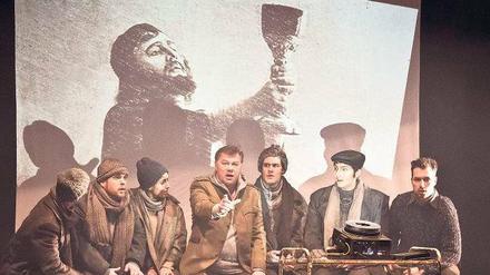 Wer krallt sich den Gral? René Pape als Gurnemanz (Mitte) erzählt den Knappen von Titurel und Amfortas. 