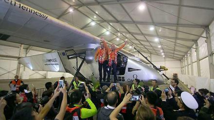 Die Schweizer Piloten Andre Boschberg (l) and Bertrand Piccard vor ihrem Sonnenflieger "Solar Impulse 2" am Dienstag bei der Ankunft am Flughafen in Chongqing, China. 