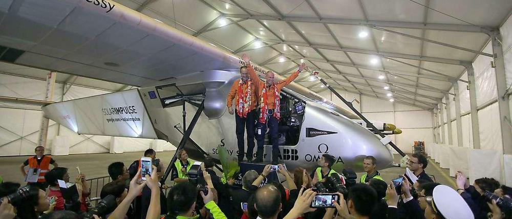 Die Schweizer Piloten Andre Boschberg (l) and Bertrand Piccard vor ihrem Sonnenflieger "Solar Impulse 2" am Dienstag bei der Ankunft am Flughafen in Chongqing, China. 