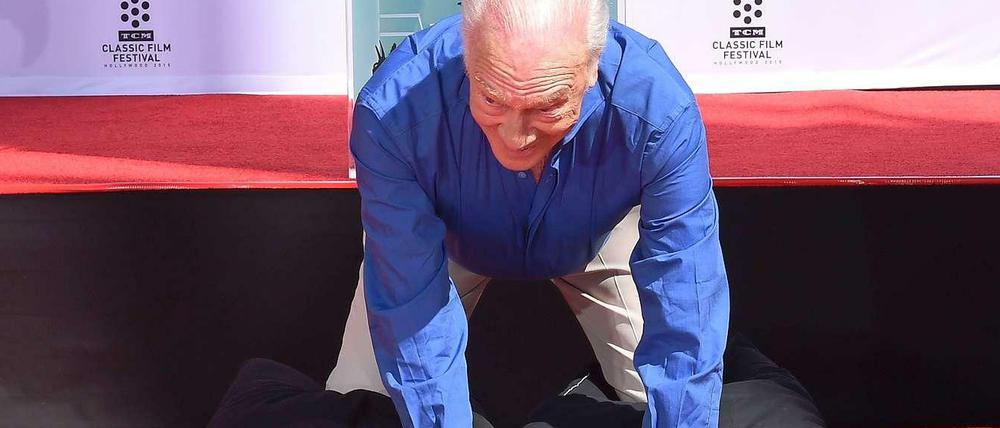 Zum Niederknien: Christopher Plummer drückt seine Hände in den Zementblock...