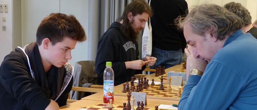 Raphaels Gegner bei dieser Partie ist 55 Jahre alt