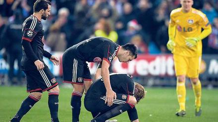 Drüber und vorbei. Der Leverkusener Stefan Kießling (u.) muss nach seinem entscheidenden Fehlschuss getröstet werden.